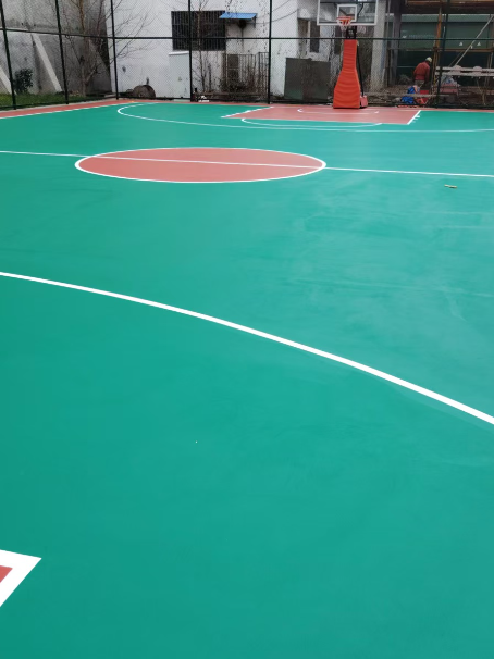 莱西 球场长期使用易出现地面开裂